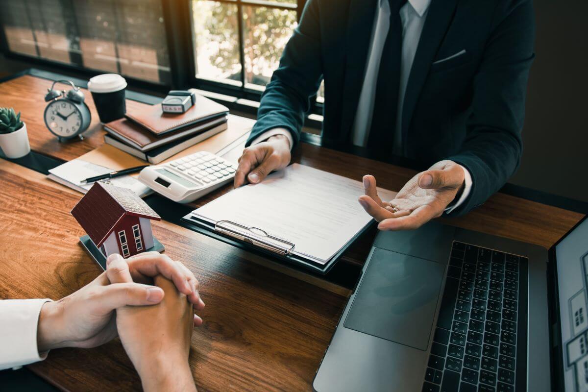 Group benefits being explained by an advisor